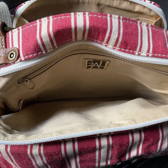 NWT GAL Bag - Red & White w Tan Accents - Lots of Pockets & Adjustable Strap - Picture 5 of 6